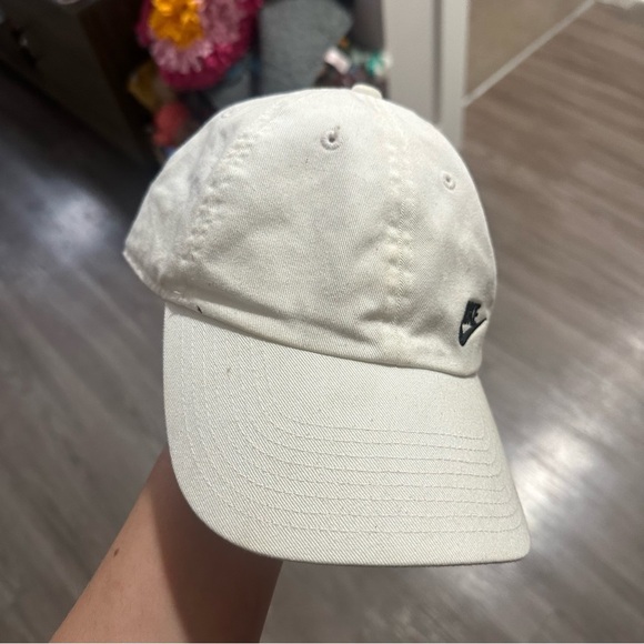 3/$20⚡️ Nike White Baseball Cap Hat Black Embroidered Logo Front S1ze Heritage - Picture 4 of 8